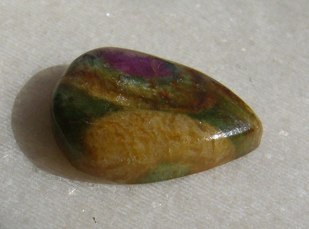 Cabochon rubin fucsit (INDIA - lucrat manual) aprox 21.5x15.5x5.5 mm