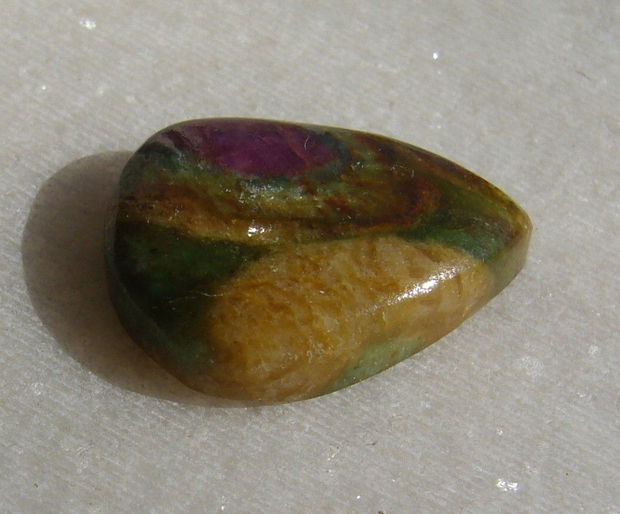 Cabochon rubin fucsit (INDIA - lucrat manual) aprox 21.5x15.5x5.5 mm