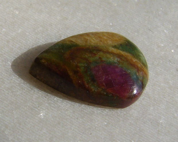 Cabochon rubin fucsit (INDIA - lucrat manual) aprox 21.5x15.5x5.5 mm