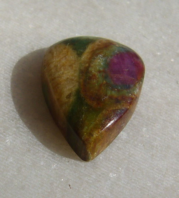 Cabochon rubin fucsit (INDIA - lucrat manual) aprox 21.5x15.5x5.5 mm