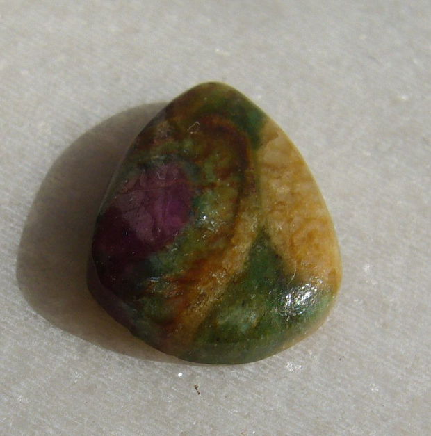 Cabochon rubin fucsit (INDIA - lucrat manual) aprox 21.5x15.5x5.5 mm