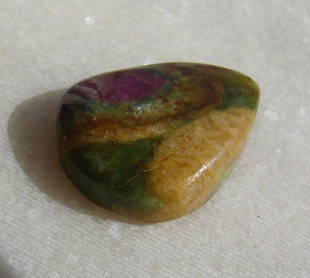 Cabochon rubin fucsit (INDIA - lucrat manual) aprox 21.5x15.5x5.5 mm