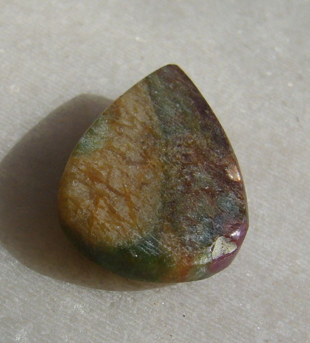 Cabochon rubin fucsit (INDIA - lucrat manual) aprox 21.5x15.5x5.5 mm