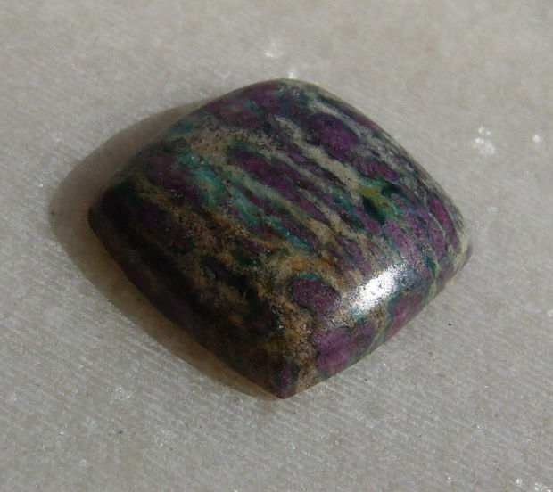 Cabochon rubin in fucsit (INDIA - lucrat manual) aprox 11.5x11x5 mm