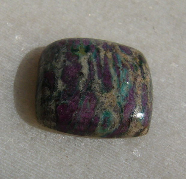 Cabochon rubin in fucsit (INDIA - lucrat manual) aprox 11.5x11x5 mm