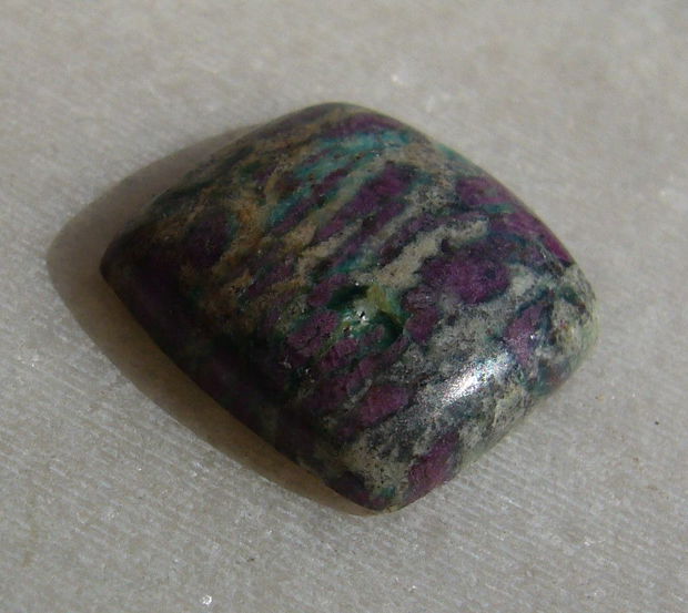 Cabochon rubin in fucsit (INDIA - lucrat manual) aprox 11.5x11x5 mm