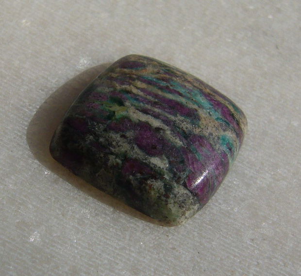 Cabochon rubin in fucsit (INDIA - lucrat manual) aprox 11.5x11x5 mm