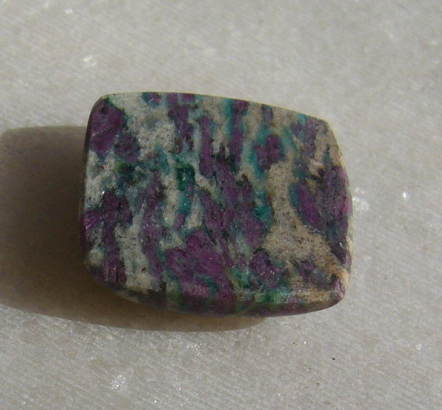 Cabochon rubin in fucsit (INDIA - lucrat manual) aprox 11.5x11x5 mm