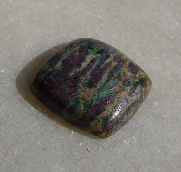 Cabochon rubin in fucsit (INDIA - lucrat manual) aprox 11.5x11x5 mm