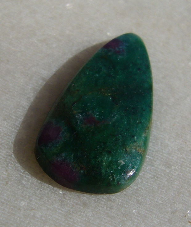 Cabochon rubin in fucsit (INDIA - lucrat manual) aprox 28x13.5x4 mm