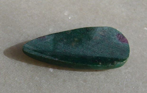 Cabochon rubin in fucsit (INDIA - lucrat manual) aprox 28x13.5x4 mm