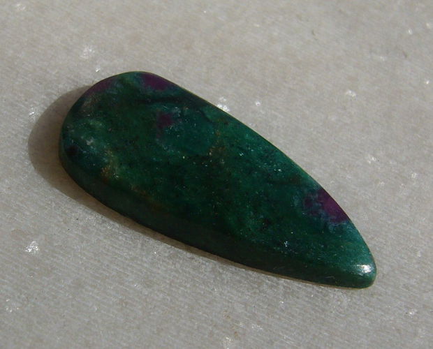 Cabochon rubin in fucsit (INDIA - lucrat manual) aprox 28x13.5x4 mm