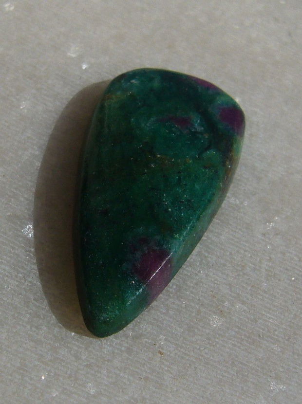 Cabochon rubin in fucsit (INDIA - lucrat manual) aprox 28x13.5x4 mm