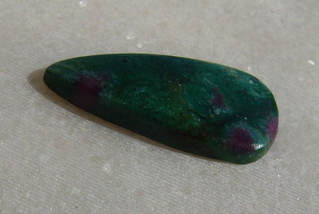 Cabochon rubin in fucsit (INDIA - lucrat manual) aprox 28x13.5x4 mm