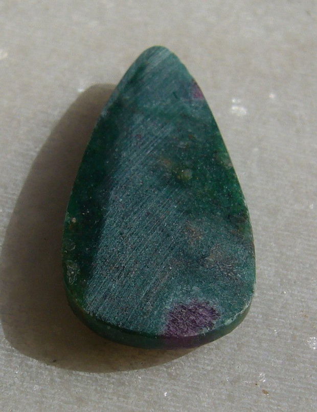 Cabochon rubin in fucsit (INDIA - lucrat manual) aprox 28x13.5x4 mm