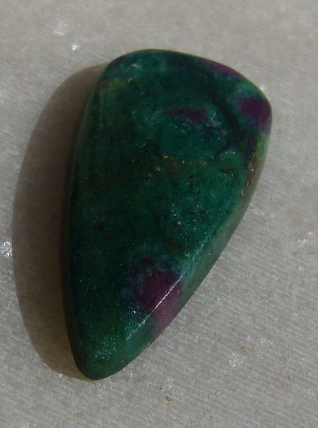 Cabochon rubin in fucsit (INDIA - lucrat manual) aprox 28x13.5x4 mm