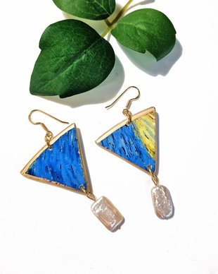 Cercei "Van Gogh-Blue Triangle" din fragmente de portelan, argint si perle Keshi