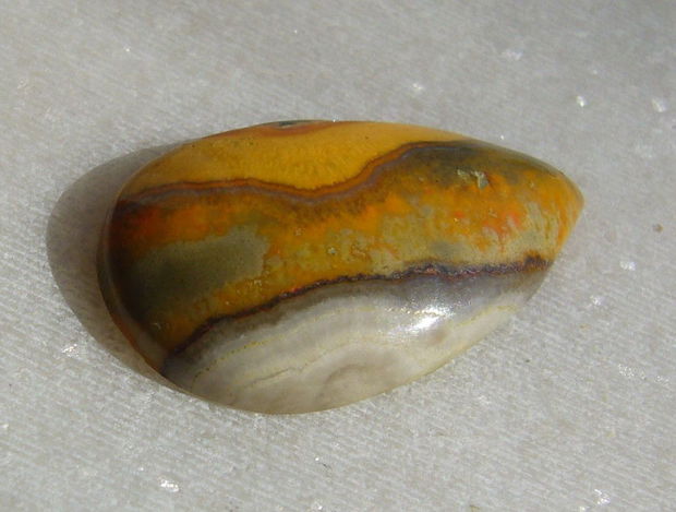 Bumble Bee jasper cabochon (lucrat manual in India) aprox 25x15x5 mm