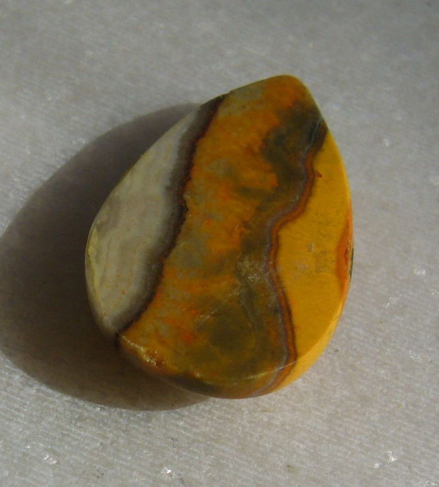 Bumble Bee jasper cabochon (lucrat manual in India) aprox 25x15x5 mm