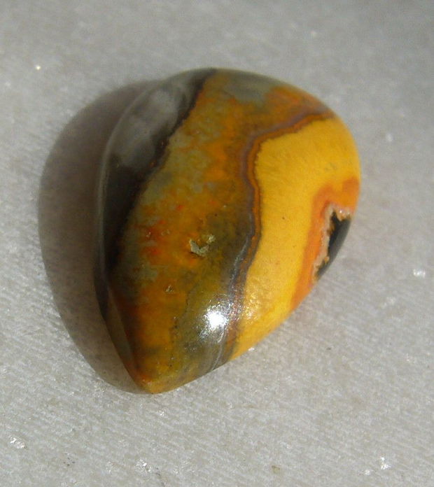 Bumble Bee jasper cabochon (lucrat manual in India) aprox 25x15x5 mm