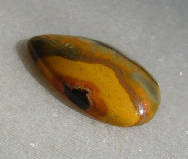 Bumble Bee jasper cabochon (lucrat manual in India) aprox 25x15x5 mm