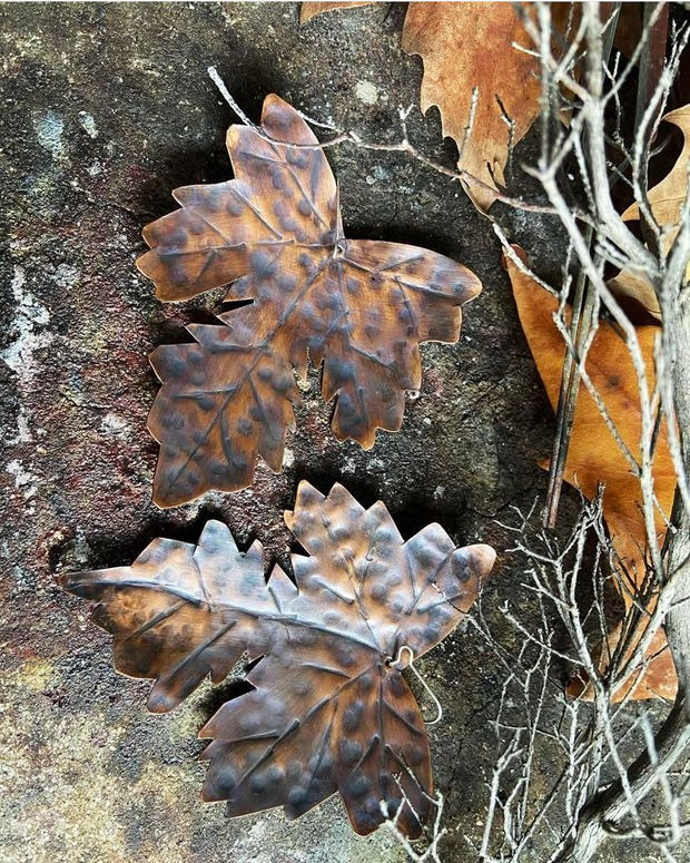 Cercei din cupru texturat si oxidat, cu tortite din argint, frunze supradimensionate