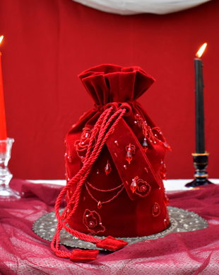 Crimson Eclipse  Geantă de catifea brodată cu cristale  Doar la comandă