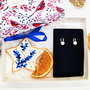 Christmas Gift Box:  Glob din portelan + Cercei de argint cu perle naturale "Reni"