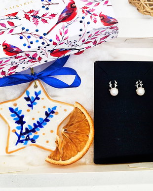 Christmas Gift Box:  Glob din portelan + Cercei de argint cu perle naturale "Reni"