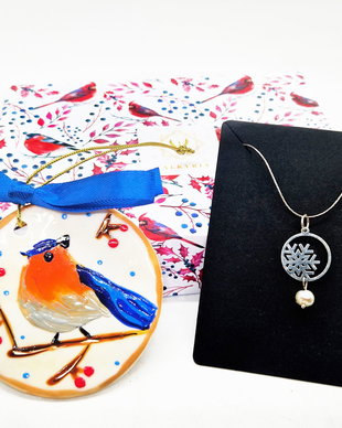 Christmas Gift Box: Glob din portelan + Colier din argint cu perla naturala "Fulg de nea"