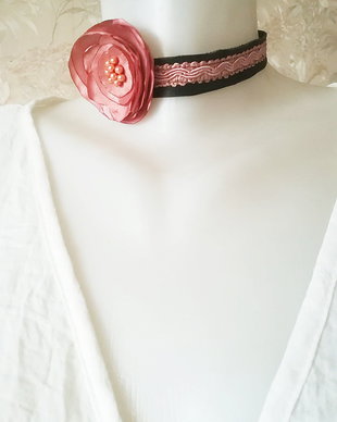 chocker piele dantela si floare roz piersica