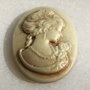 Camee din rasina ovala MEDIE crem - aurie cu baza maron inchis aprox 30x22.5x5 mm
