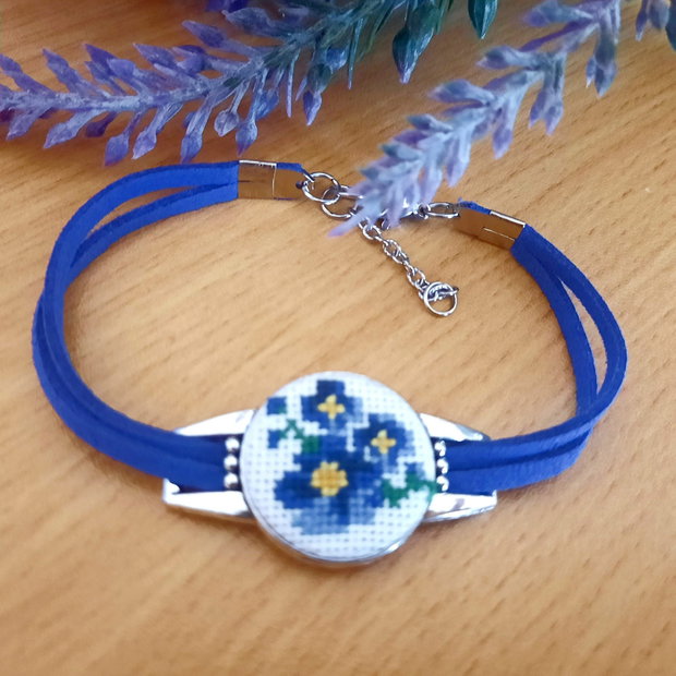 Bratara cu broderie aplicata