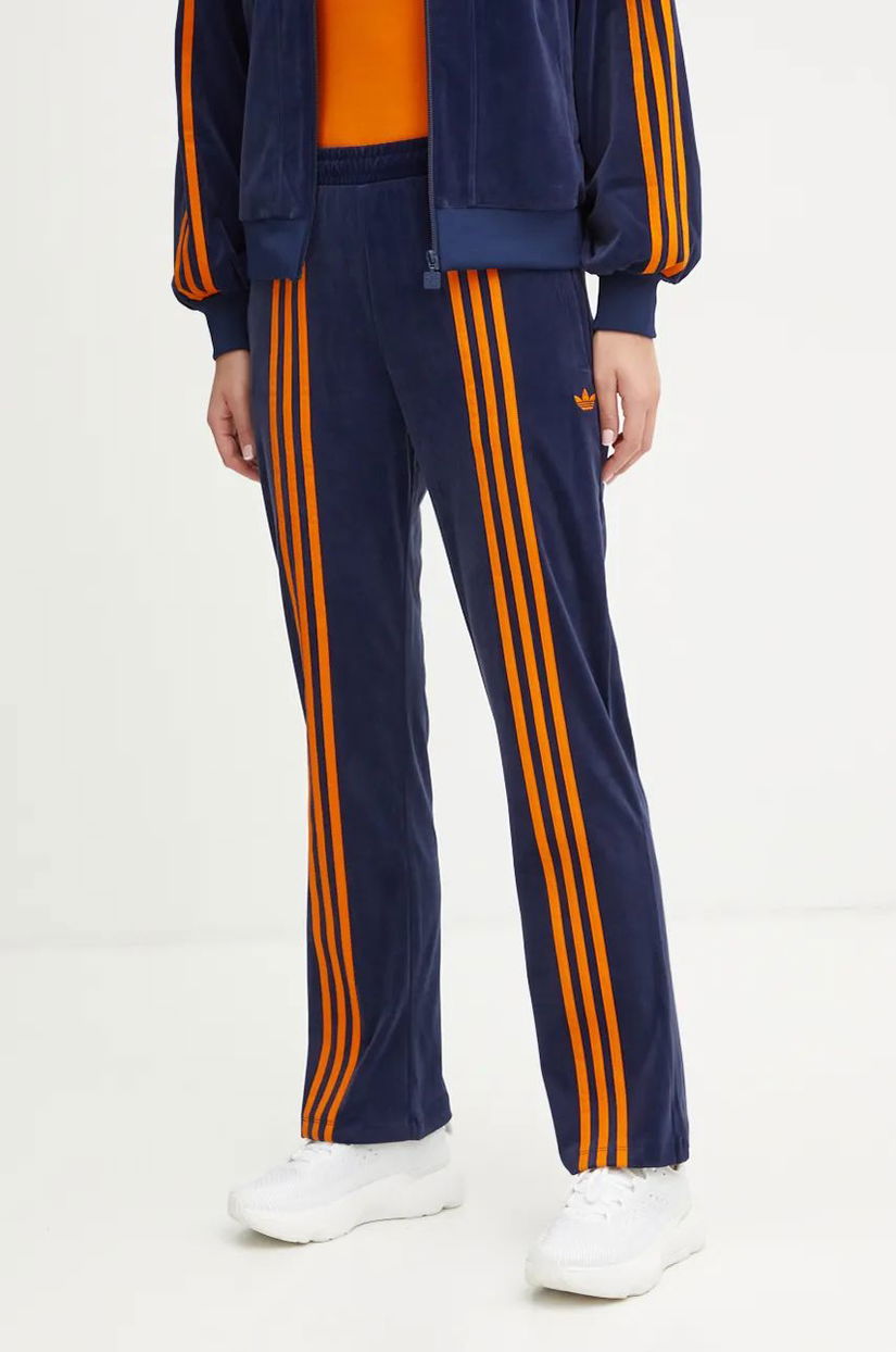 adidas Originals pantaloni de trening din velur 70s Velour Track Pant culoarea albastru marin, cu imprimeu, JN8290