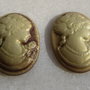 Camee din rasina ovala MICA crem - aurie cu baza maron inchis aprox 24x17x4.5 mm