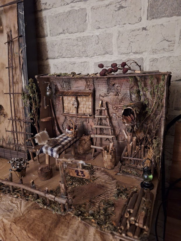 Casa tradițională în miniatura + un produs surpriza hand made .