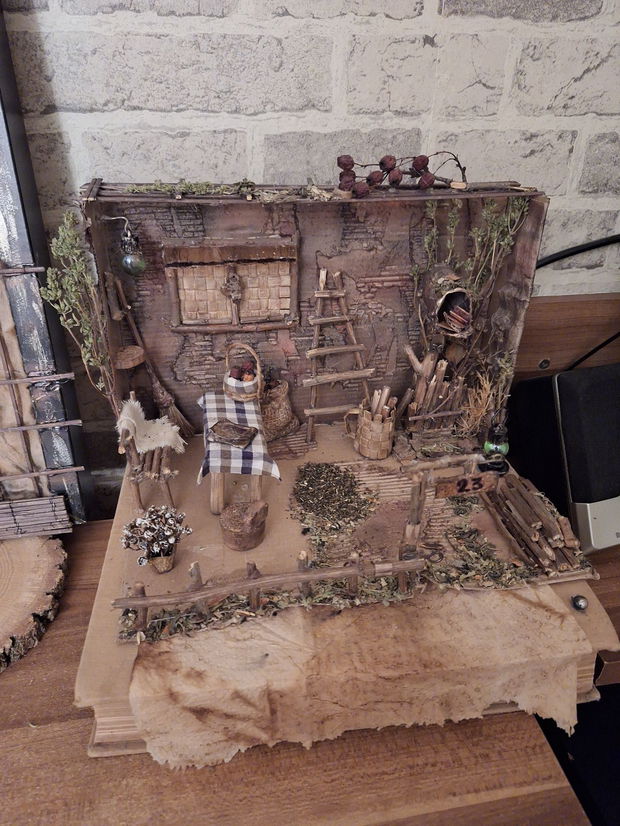 Casa tradițională în miniatura + un produs surpriza hand made .