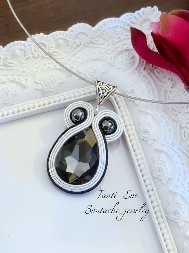 Pandantiv gri fumuriu, Pandantiv soutache