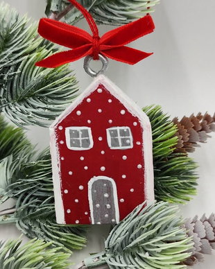 Decoratiune Craciun mini casuta rosu alb cu buline, 4267
