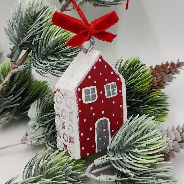 Decoratiune Craciun mini casuta rosu alb cu buline, 4267