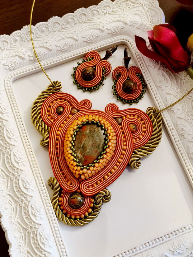 Set oliv-caramiziu cu unachit, Set soutache