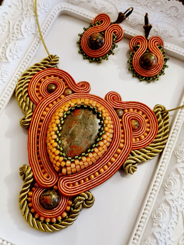 Set oliv-caramiziu cu unachit, Set soutache