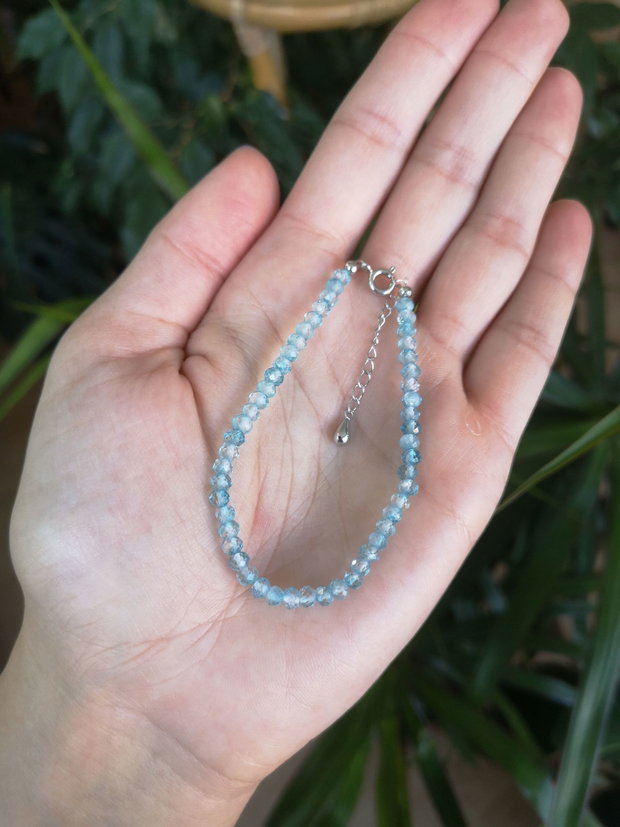 Brățară topaz albastru discuri fațetate 4 mm cu lanț de prelungire și încuietoare din argint