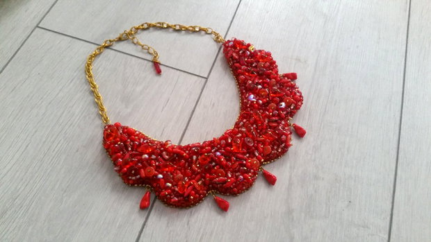 Colier statement in nuante de rosu aprins・Colier handmade rosu・Colier statement