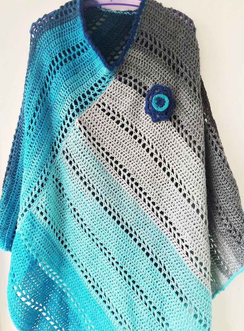 poncho / sal  crosetat in nuantele cerului