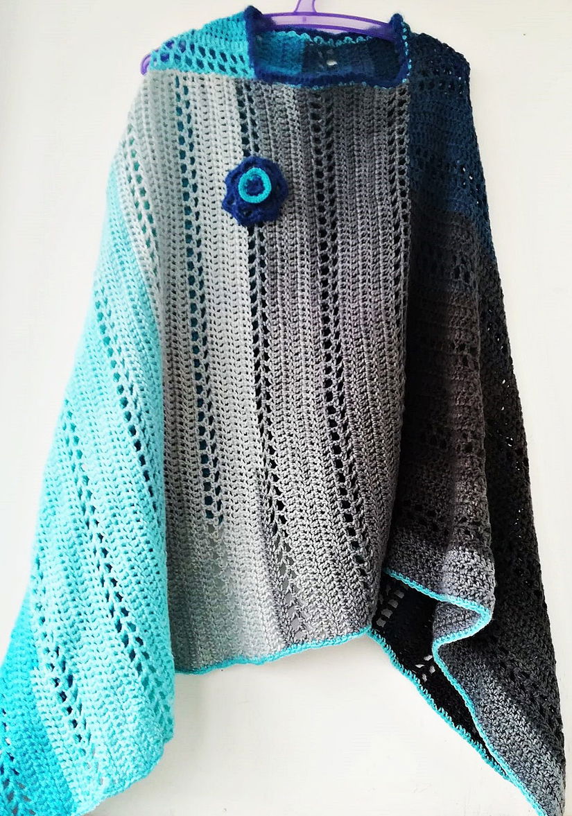 poncho / sal  crosetat in nuantele cerului
