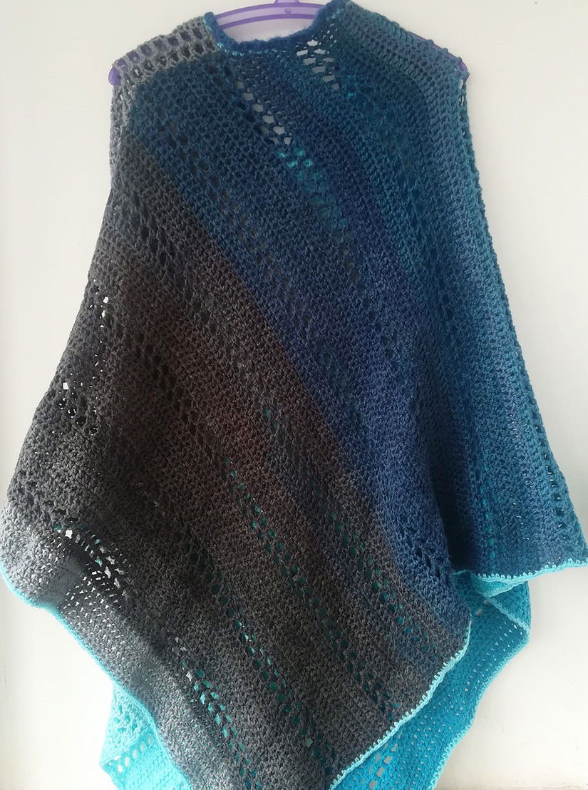 poncho / sal  crosetat in nuantele cerului