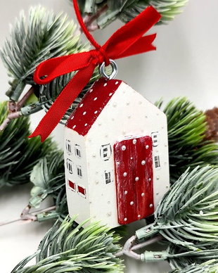 Decoratiune Craciun mini casuta alb rosu cu buline, 4268