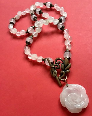 Colier vintage floare cuart roz