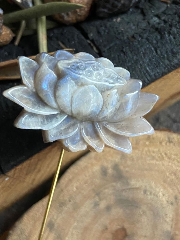 Brosa sau ac de palarie din labradorit si moonstone sculptat si baza din otel inoxidabil, trandafir, lotus, broscuta